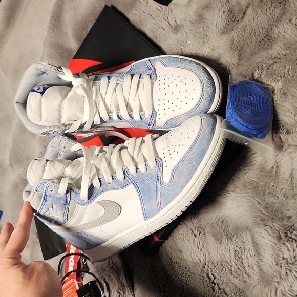 Air Jordan 1s - Picture 3 of 3